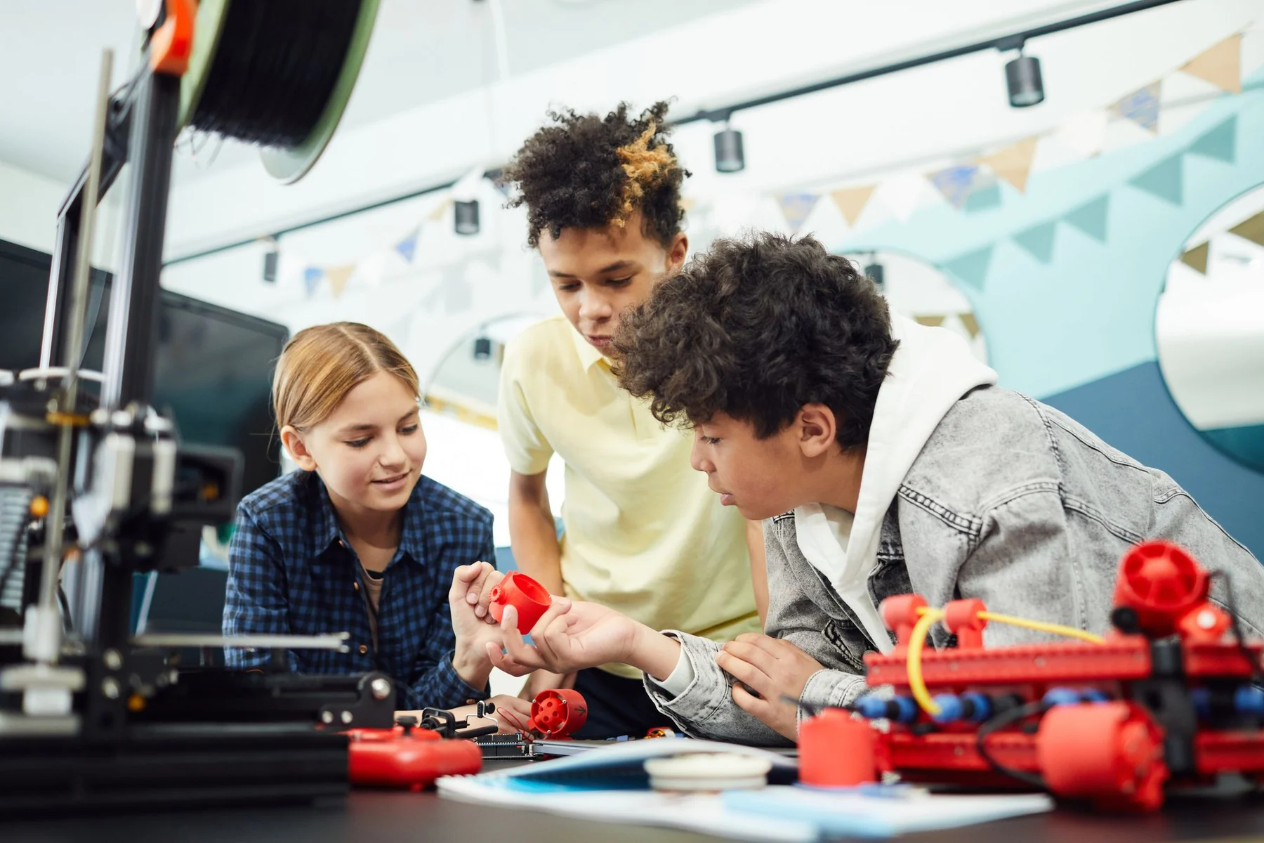 Estudiantes colaborando alrededor de un prototipo de robótica