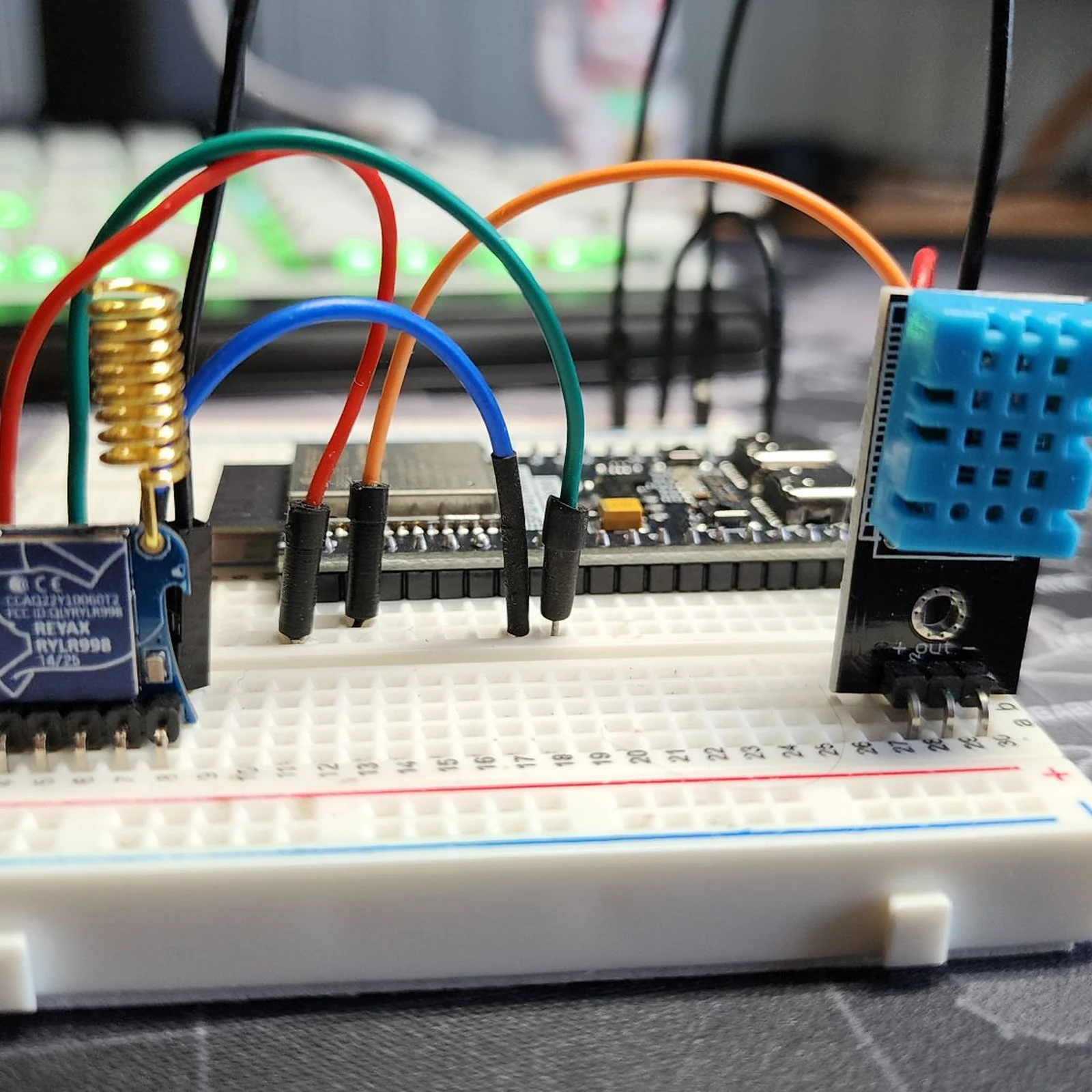 Prototipo electrónico con sensores sobre una mesa de trabajo